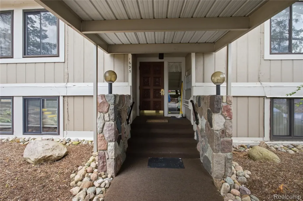 1695 Cliffs Landing Ypsilanti City MI 48198