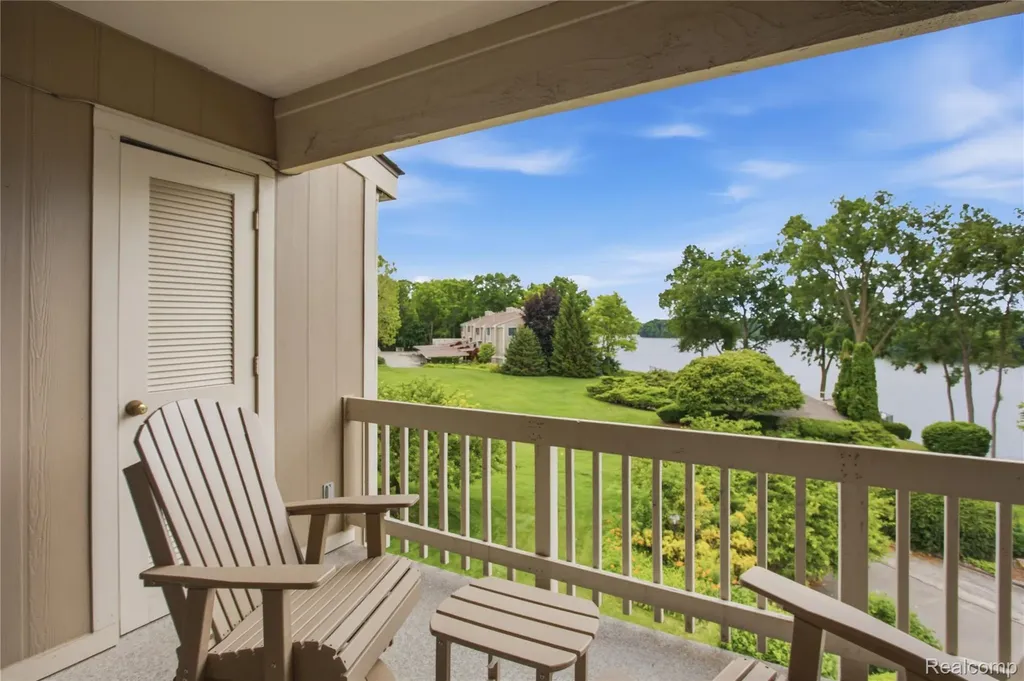 1695 Cliffs Landing Ypsilanti City MI 48198