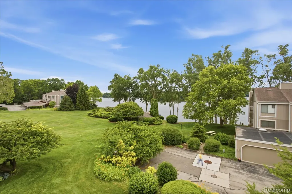1695 Cliffs Landing Ypsilanti City MI 48198