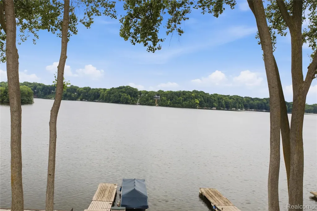 1695 Cliffs Landing Ypsilanti City MI 48198