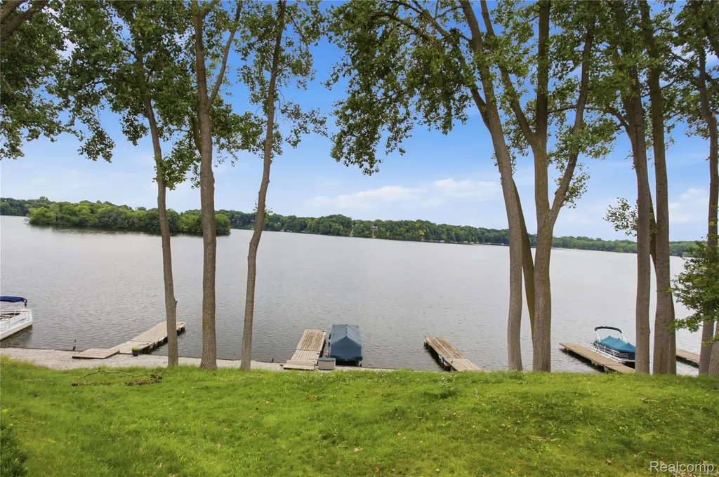 1695 Cliffs Landing Ypsilanti City MI 48198