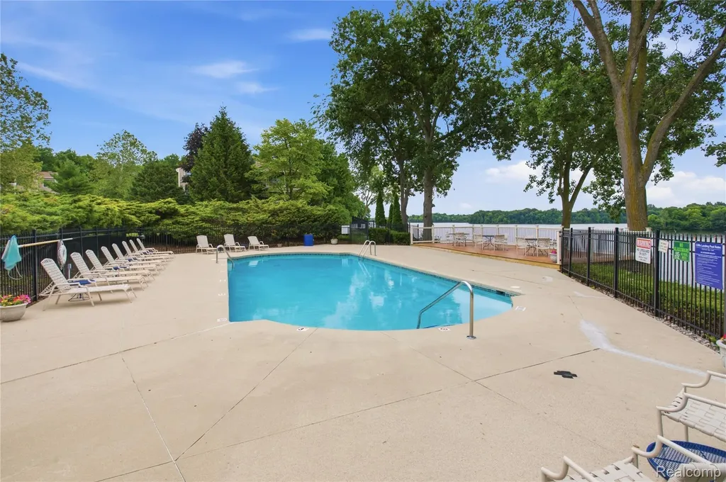 1695 Cliffs Landing Ypsilanti City MI 48198