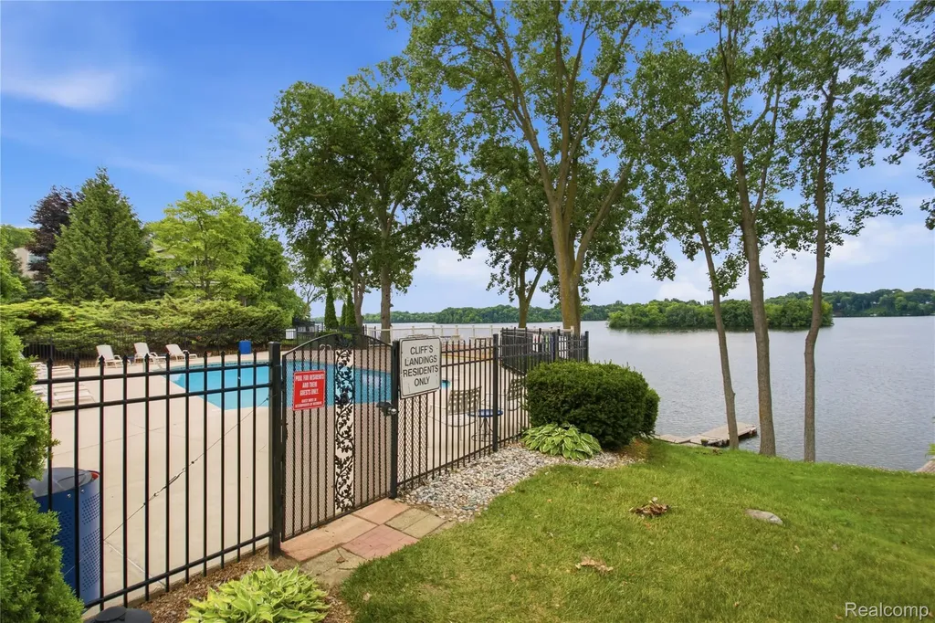 1695 Cliffs Landing Ypsilanti City MI 48198