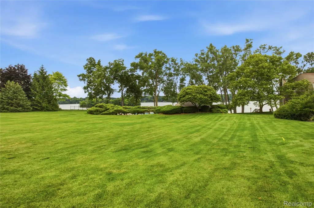 1695 Cliffs Landing Ypsilanti City MI 48198