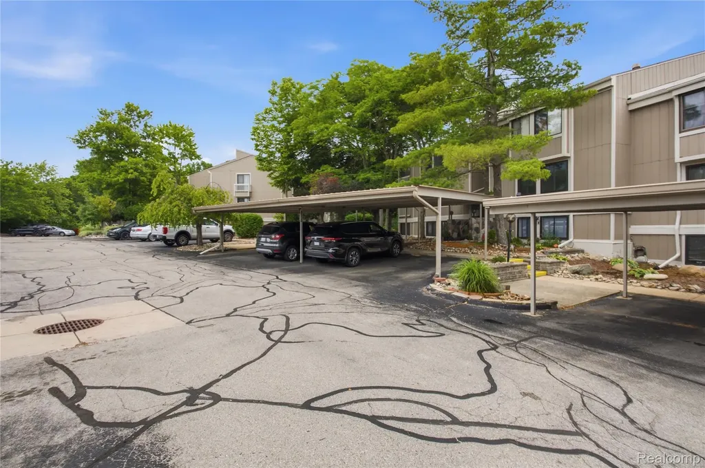 1695 Cliffs Landing Ypsilanti City MI 48198