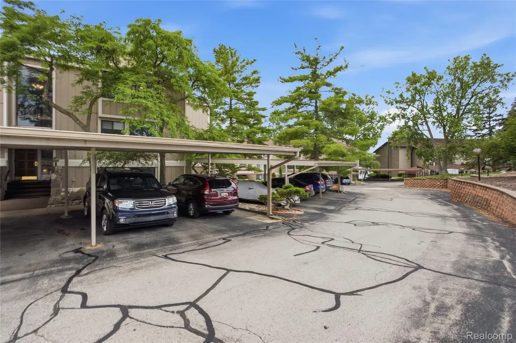 1695 Cliffs Landing Ypsilanti City MI 48198