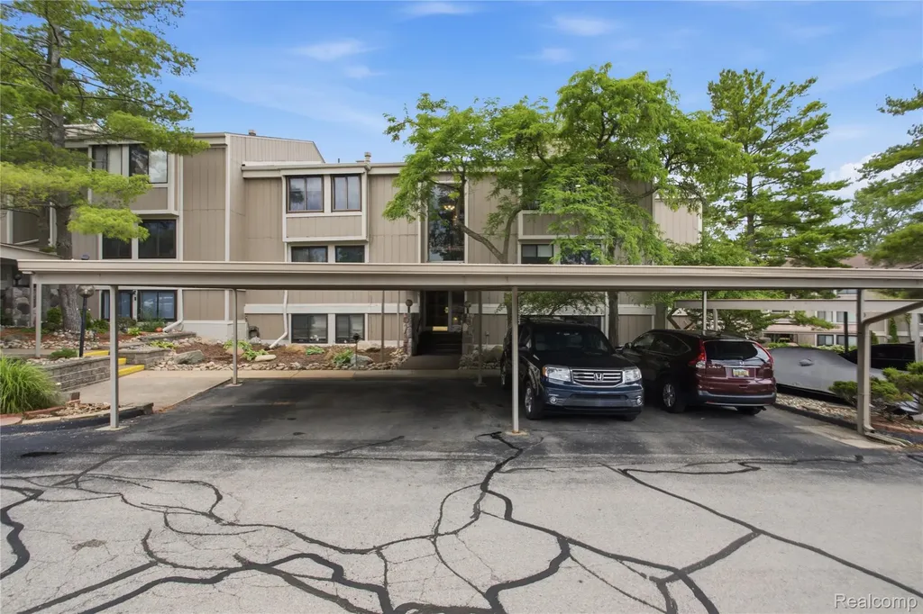 1695 Cliffs Landing Ypsilanti City MI 48198
