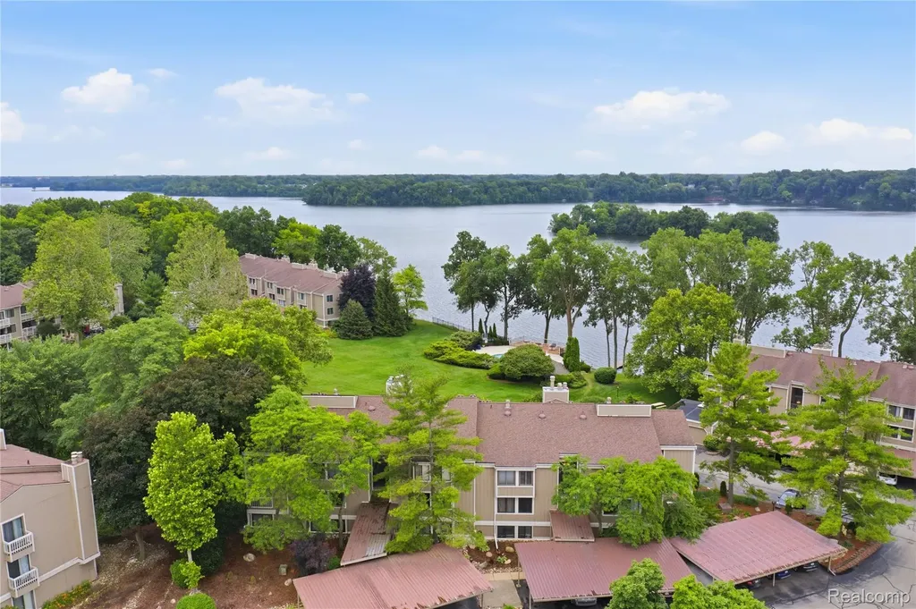 1695 Cliffs Landing Ypsilanti City MI 48198