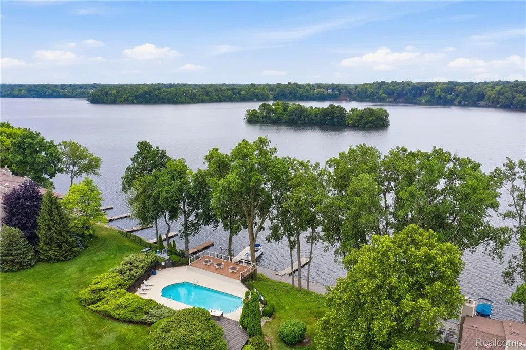 1695 Cliffs Landing Ypsilanti City MI 48198