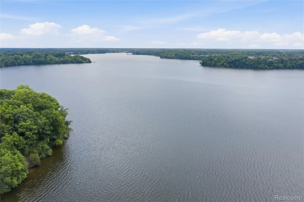 1695 Cliffs Landing Ypsilanti City MI 48198