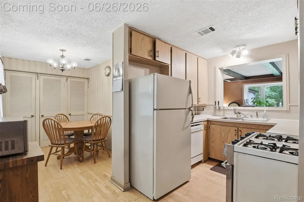 32425 Cloverdale Avenue Farmington City MI 48336