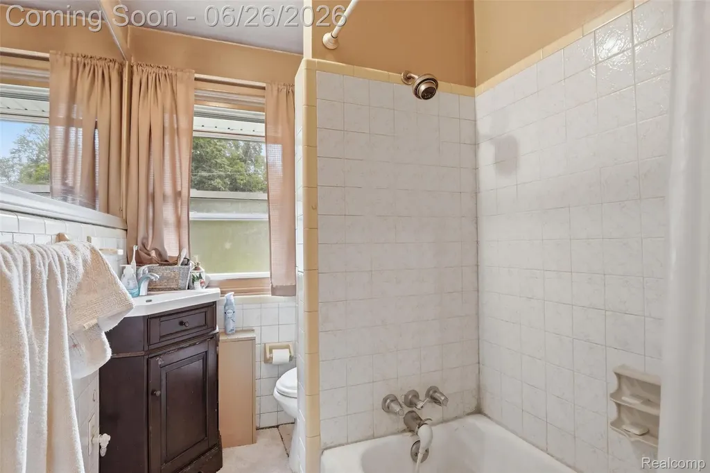 32425 Cloverdale Avenue Farmington City MI 48336
