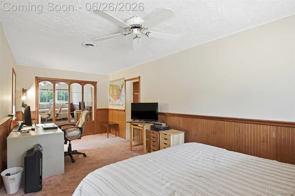 32425 Cloverdale Avenue Farmington City MI 48336