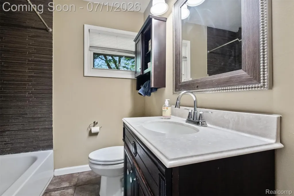 21641 Sussex Street Oak Park City MI 48237