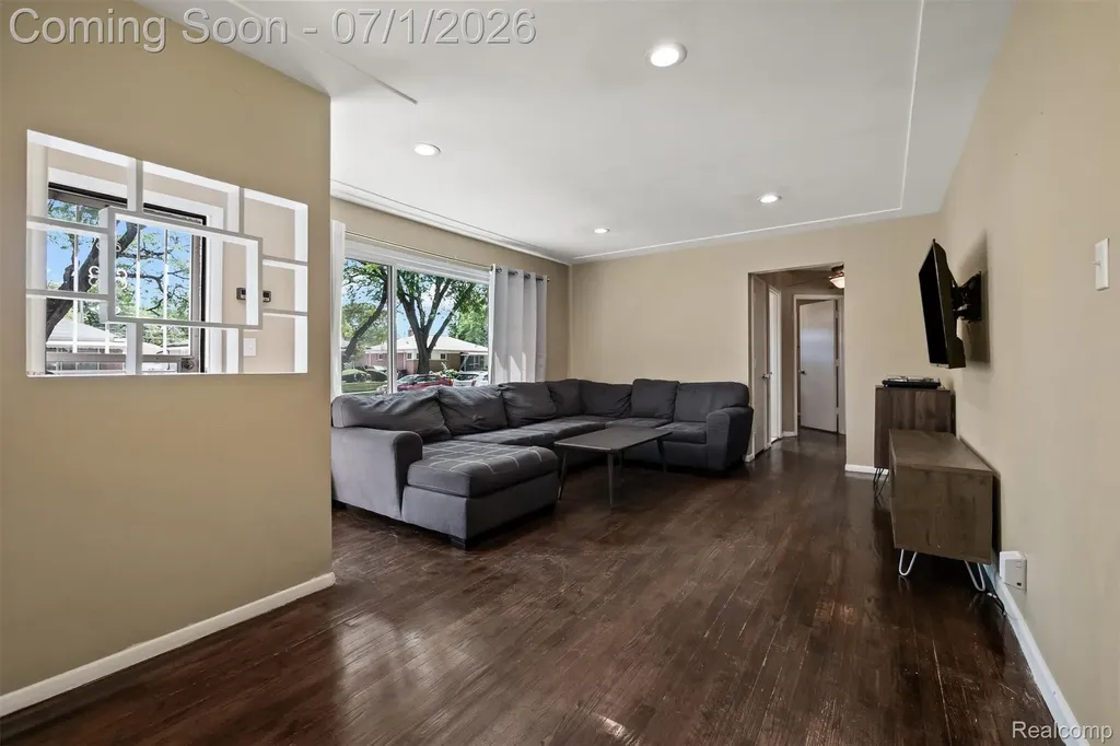 21641 Sussex Street Oak Park City MI 48237