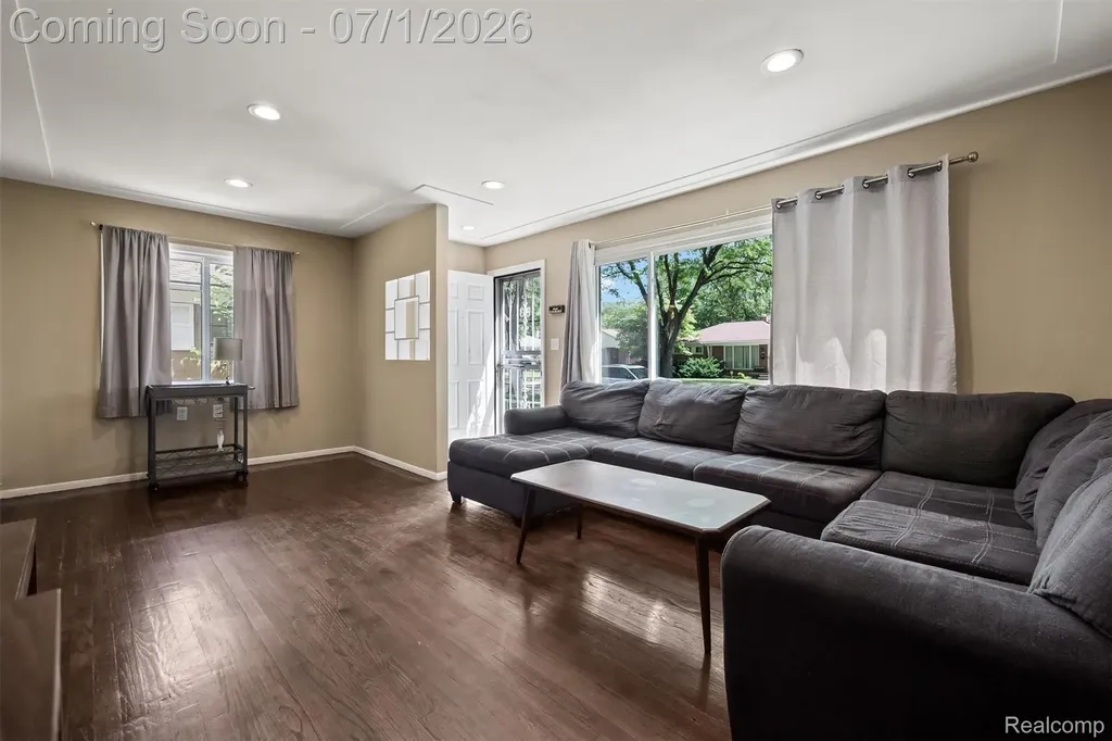 21641 Sussex Street Oak Park City MI 48237