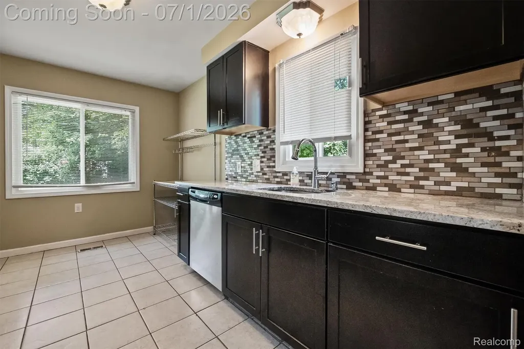 21641 Sussex Street Oak Park City MI 48237
