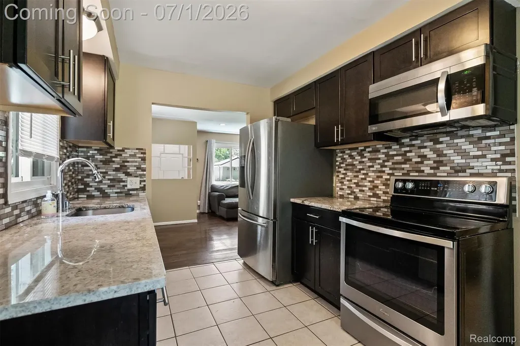 21641 Sussex Street Oak Park City MI 48237
