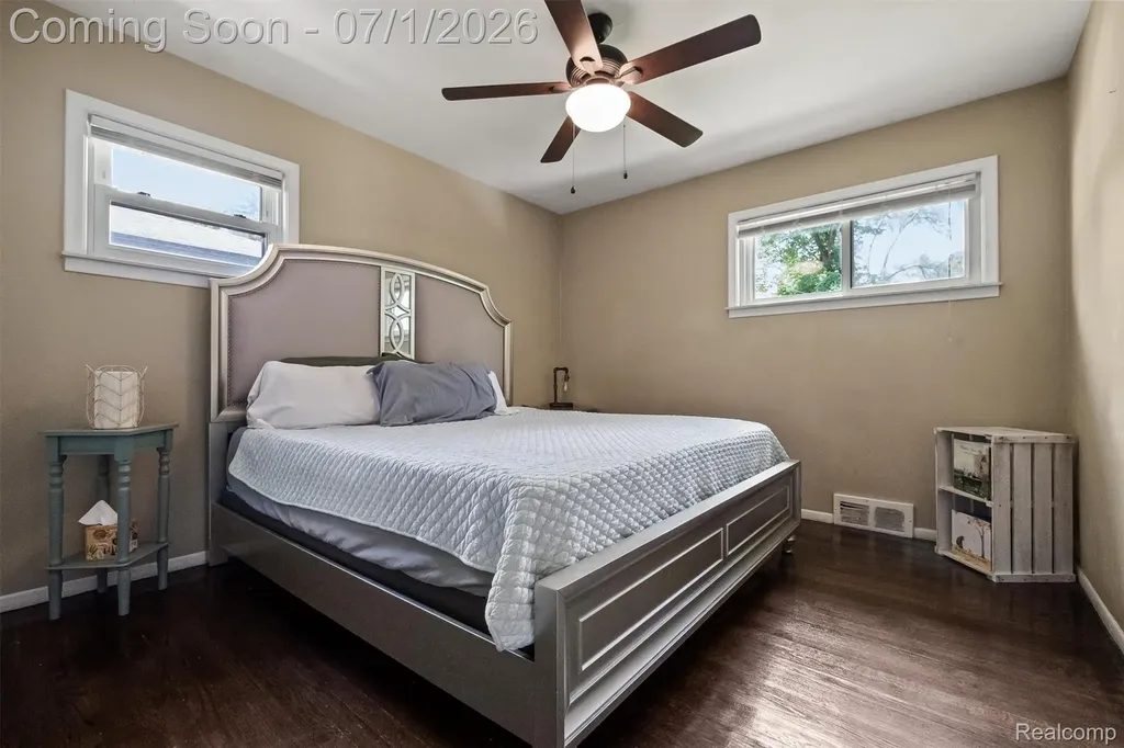 21641 Sussex Street Oak Park City MI 48237