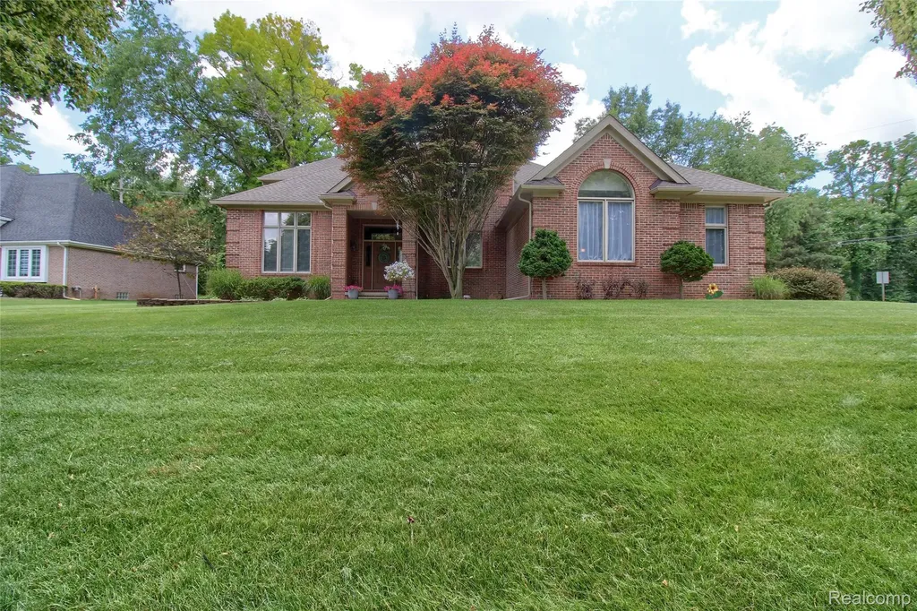 151 Wendover Court Commerce Charter Township MI 48390
