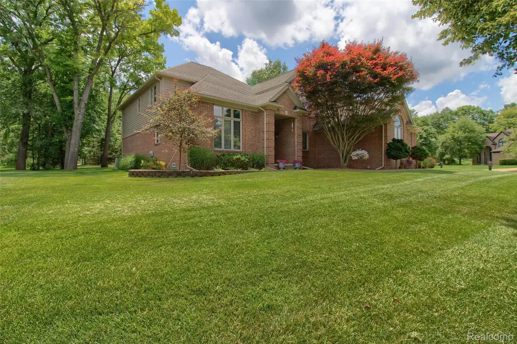 151 Wendover Court Commerce Charter Township MI 48390