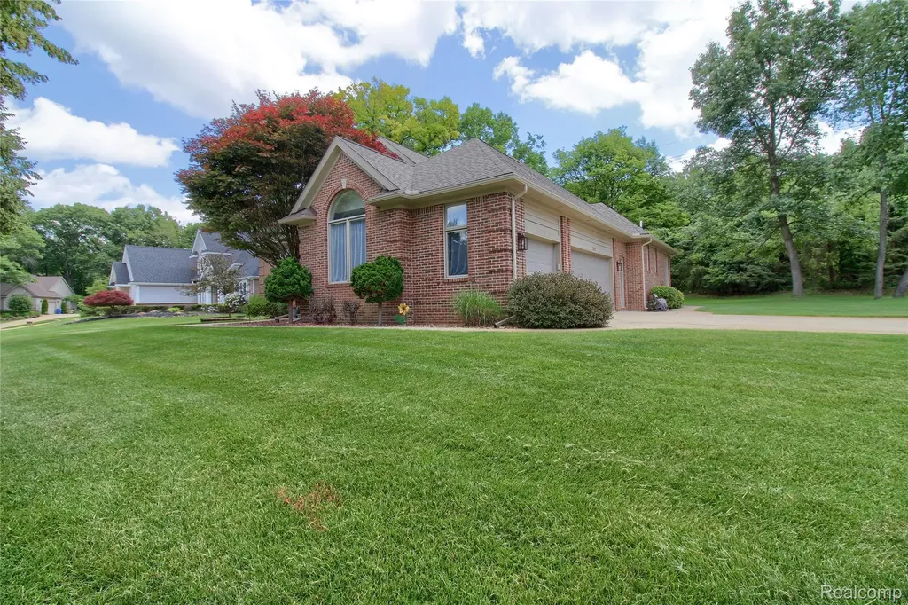 151 Wendover Court Commerce Charter Township MI 48390