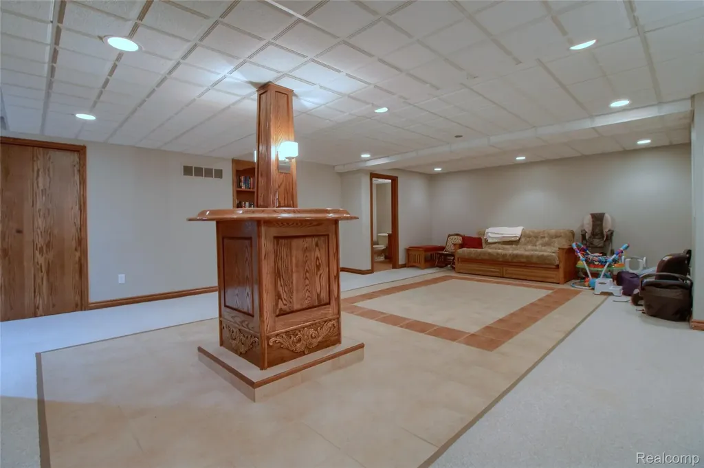 151 Wendover Court Commerce Charter Township MI 48390