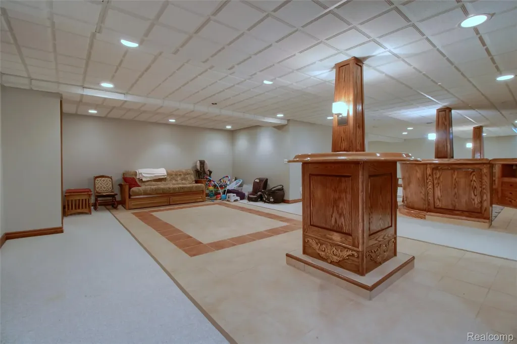 151 Wendover Court Commerce Charter Township MI 48390