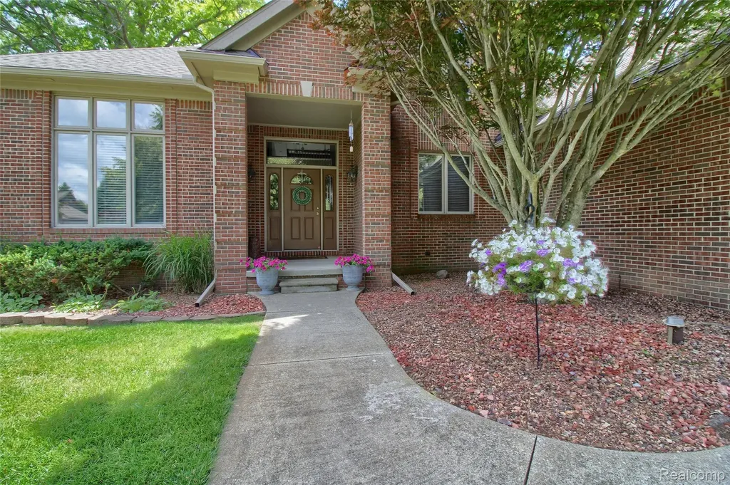151 Wendover Court Commerce Charter Township MI 48390