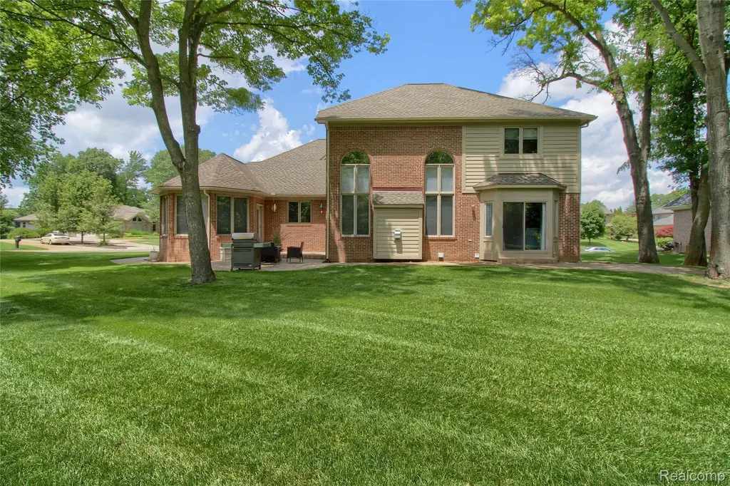 151 Wendover Court Commerce Charter Township MI 48390