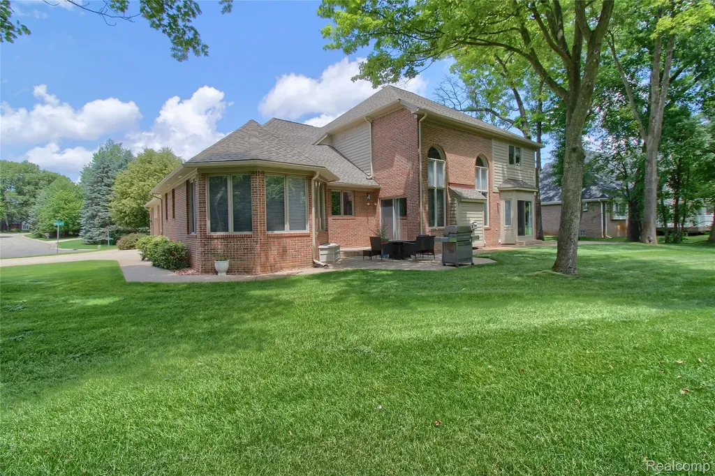 151 Wendover Court Commerce Charter Township MI 48390