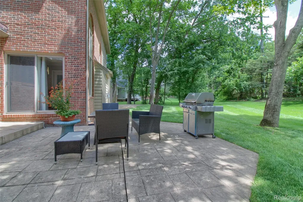 151 Wendover Court Commerce Charter Township MI 48390