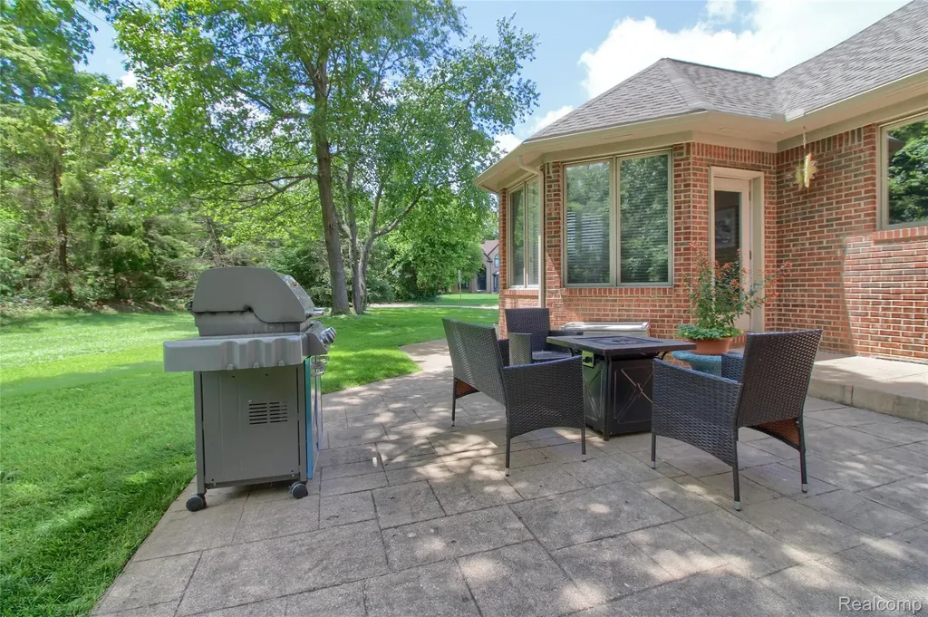 151 Wendover Court Commerce Charter Township MI 48390