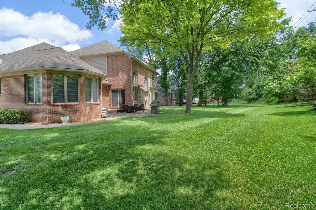 151 Wendover Court Commerce Charter Township MI 48390