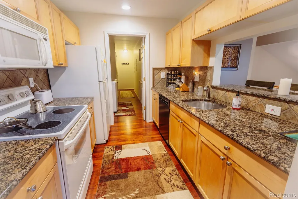 3581 Oakmonte Boulevard Oakland Charter Township MI 48306