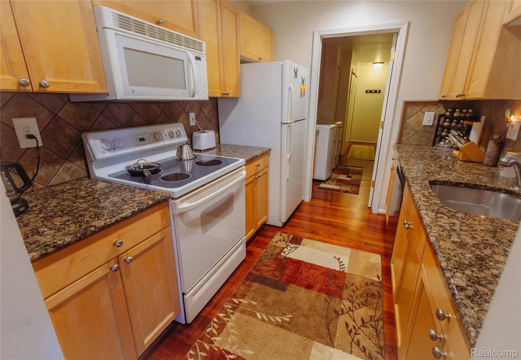 3581 Oakmonte Boulevard Oakland Charter Township MI 48306