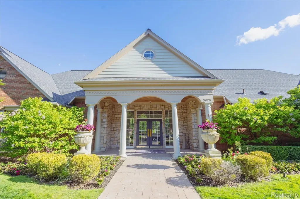 3581 Oakmonte Boulevard Oakland Charter Township MI 48306