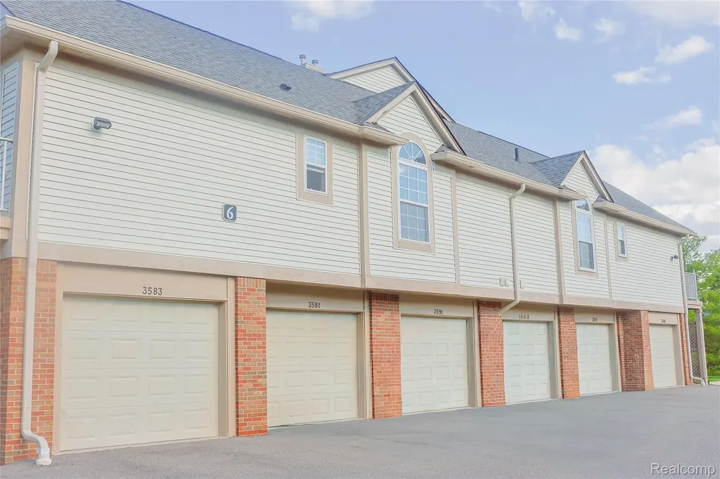 3581 Oakmonte Boulevard Oakland Charter Township MI 48306