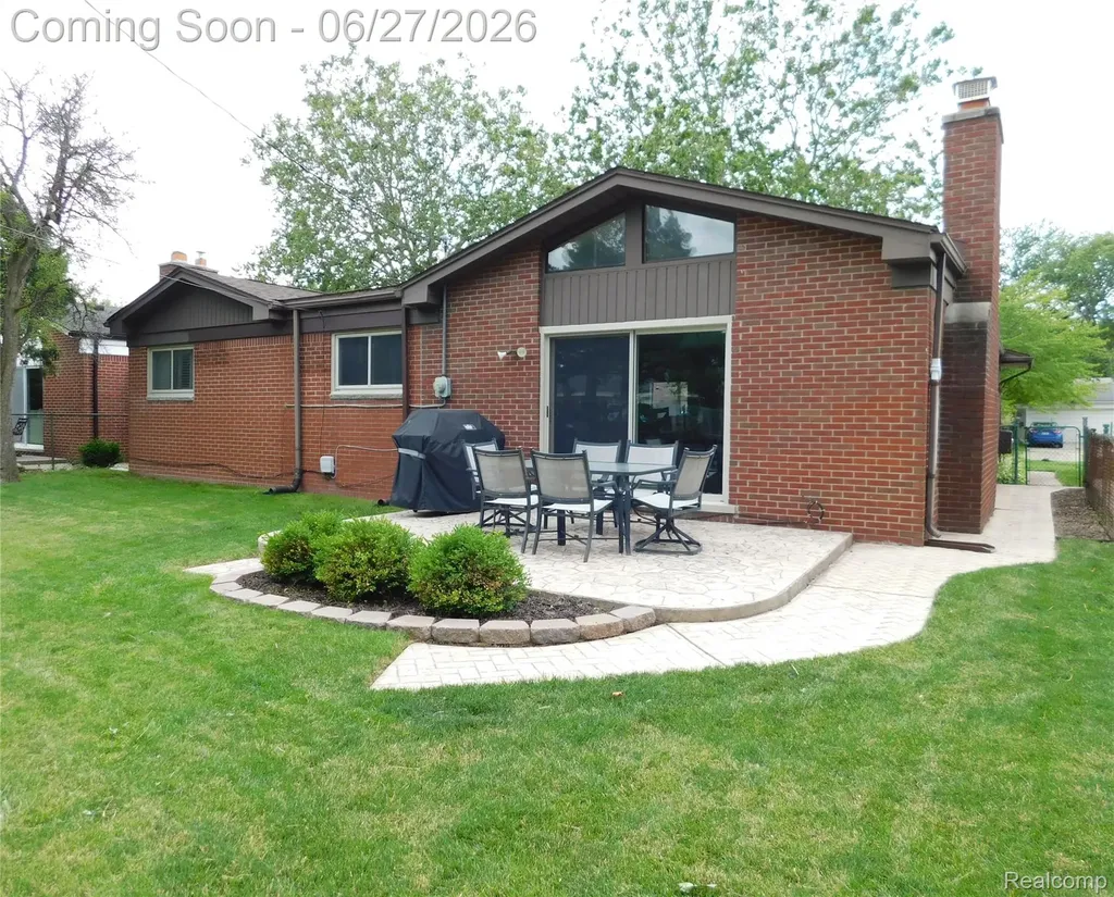 30804 Dover Avenue Warren City MI 48088