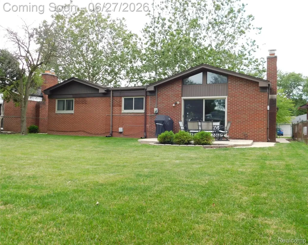 30804 Dover Avenue Warren City MI 48088