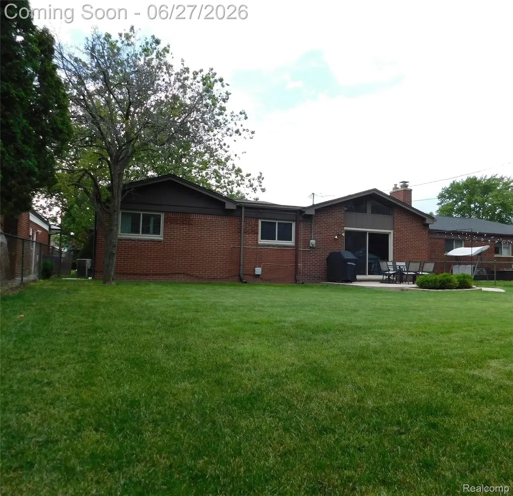 30804 Dover Avenue Warren City MI 48088