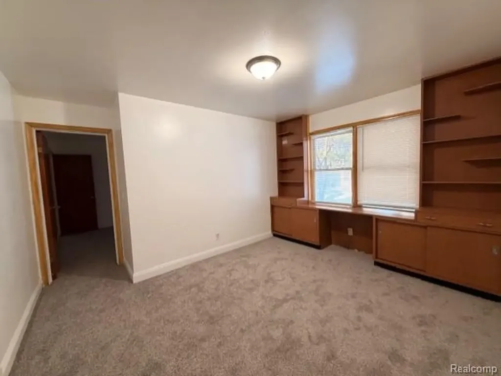 18671 Huntington Avenue Harper Woods City MI 48225