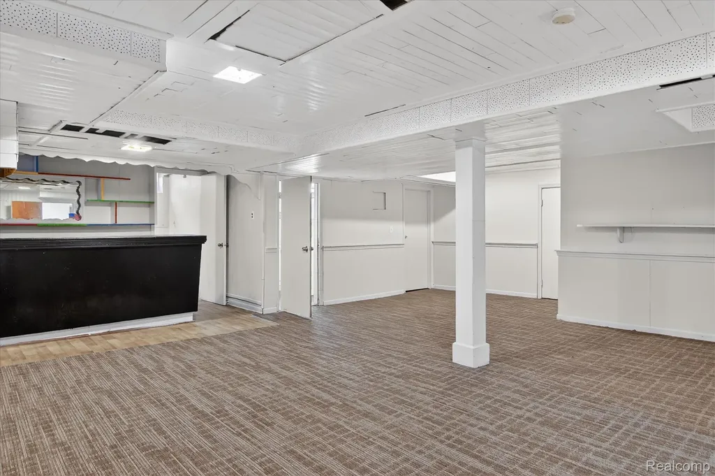 18671 Huntington Avenue Harper Woods City MI 48225