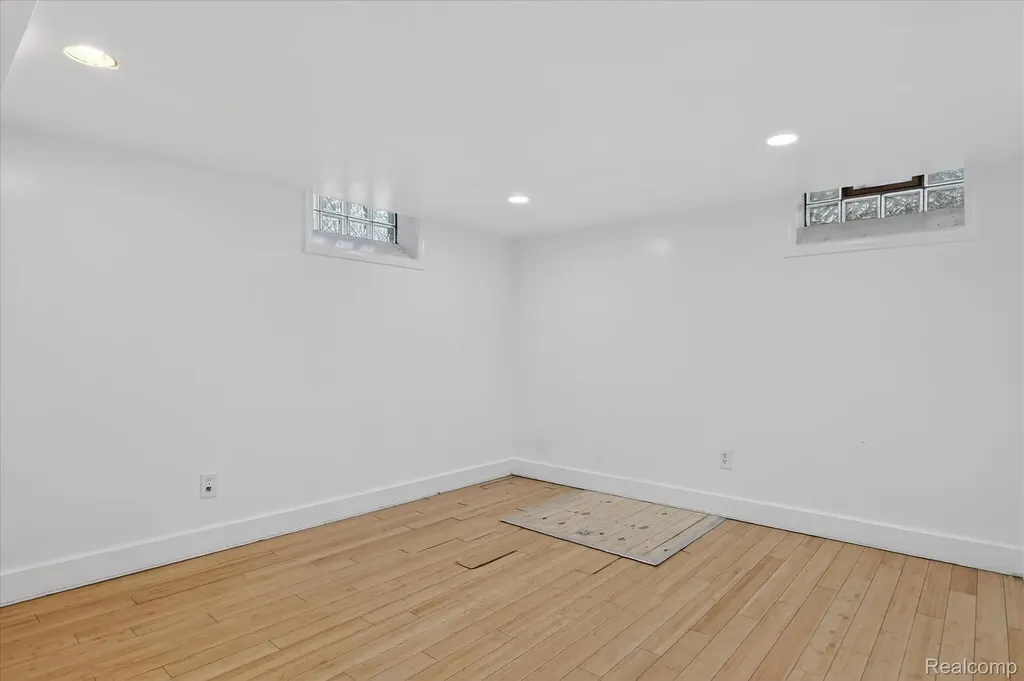 18671 Huntington Avenue Harper Woods City MI 48225
