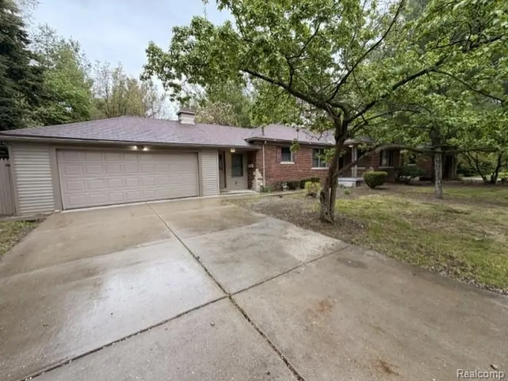 18671 Huntington Avenue Harper Woods City MI 48225