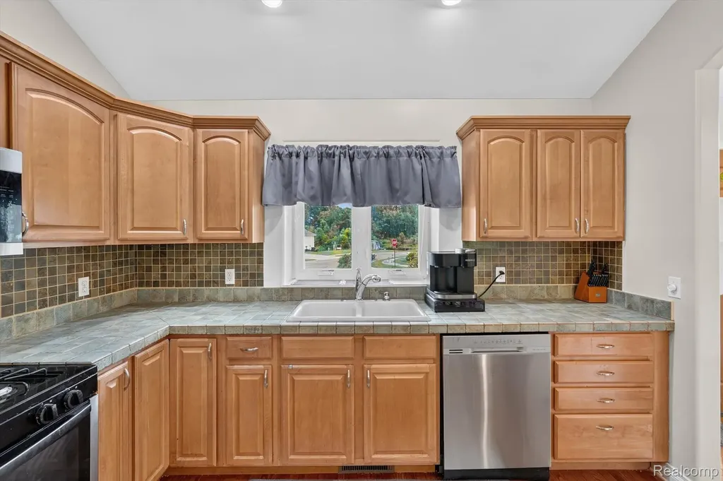 339 Wildflower Lane Lapeer City MI 48446