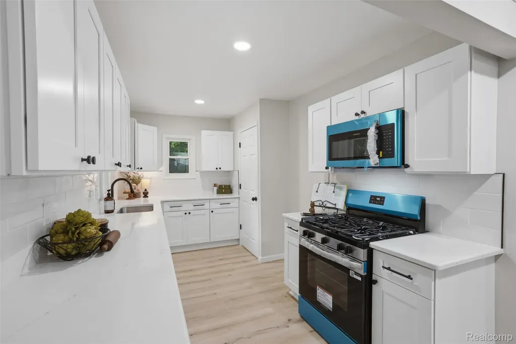 21161 Westhampton Street Oak Park City MI 48237