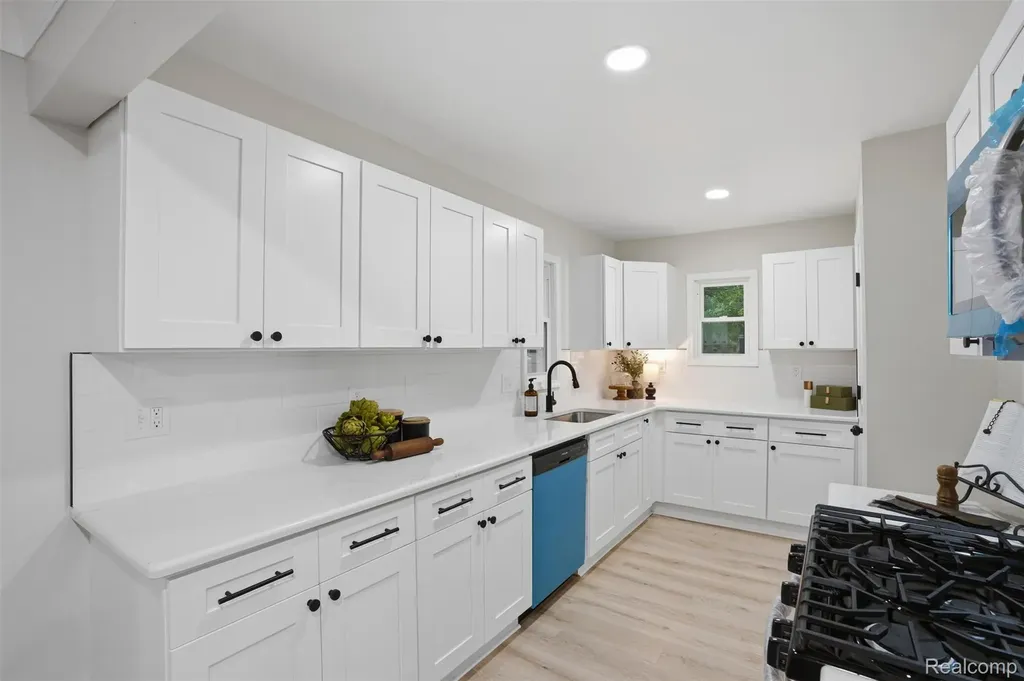 21161 Westhampton Street Oak Park City MI 48237