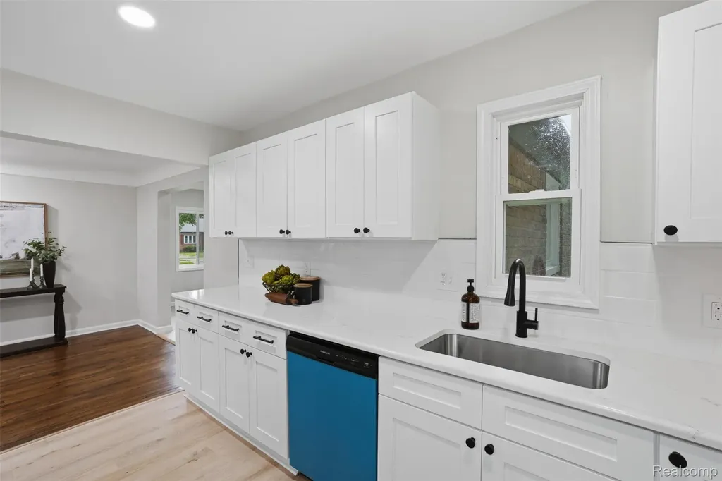 21161 Westhampton Street Oak Park City MI 48237