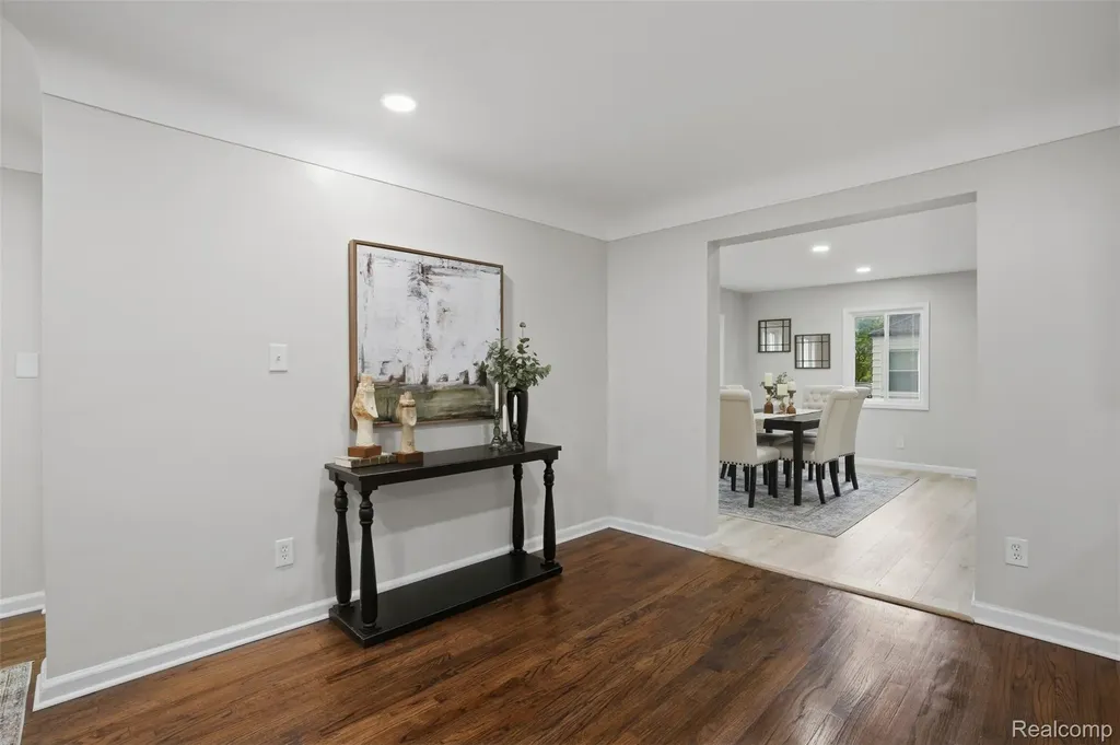 21161 Westhampton Street Oak Park City MI 48237